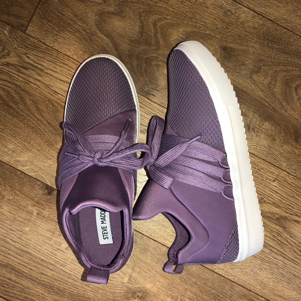 Steve Madden lancer sneaker. Size 7. Worn once.
